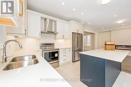 101 Bearberry Road, Springwater (Midhurst), ON - Indoor Photo Showing Kitchen With Double Sink With Upgraded Kitchen