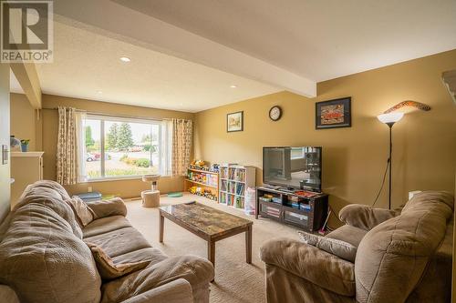 350 Birch Place, 100 Mile House, BC - Indoor Photo Showing Living Room