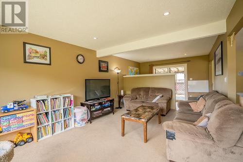 350 Birch Place, 100 Mile House, BC - Indoor Photo Showing Living Room