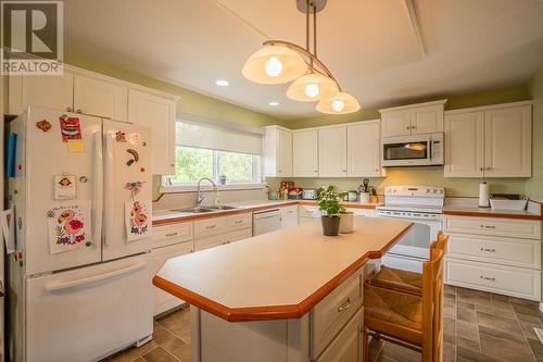 350 Birch Place, 100 Mile House, BC - Indoor Photo Showing Kitchen With Double Sink