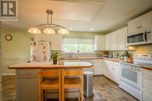 350 Birch Place, 100 Mile House, BC - Indoor Photo Showing Kitchen