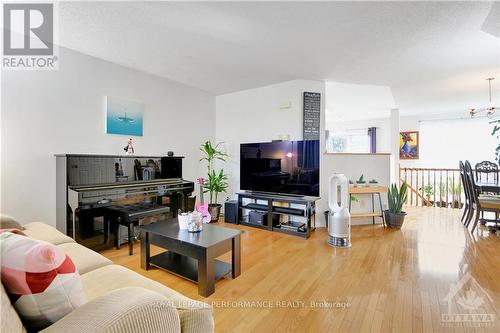 928 Goose River Avenue, Ottawa, ON - Indoor Photo Showing Living Room