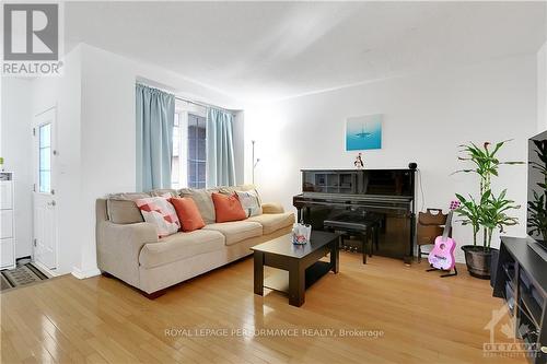 928 Goose River Avenue, Ottawa, ON - Indoor Photo Showing Living Room