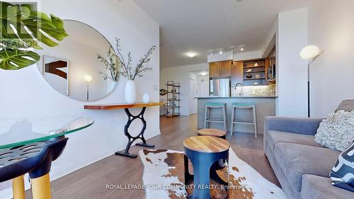 1807 - 55 Oneida Crescent, Richmond Hill, ON - Indoor Photo Showing Living Room