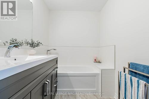 64 Sandra Drive, Pelham, ON - Indoor Photo Showing Bathroom