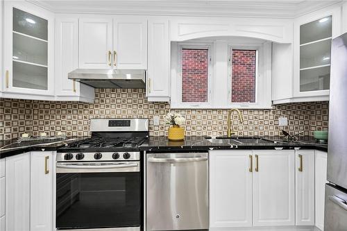 222 Province Street S, Hamilton, ON - Indoor Photo Showing Kitchen With Upgraded Kitchen