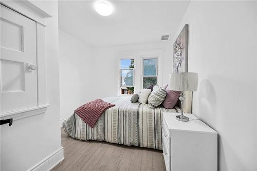 222 Province Street S, Hamilton, ON - Indoor Photo Showing Bedroom