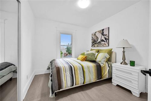 222 Province Street S, Hamilton, ON - Indoor Photo Showing Bedroom