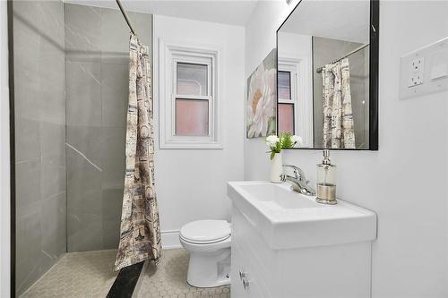 222 Province Street S, Hamilton, ON - Indoor Photo Showing Bathroom