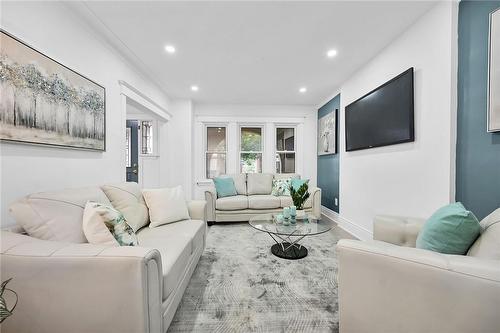 222 Province Street S, Hamilton, ON - Indoor Photo Showing Living Room