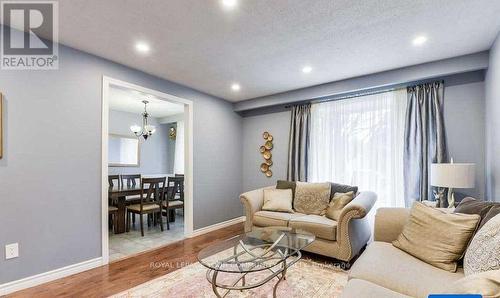 Upper - 118 Woodpark Place, Newmarket, ON - Indoor Photo Showing Living Room