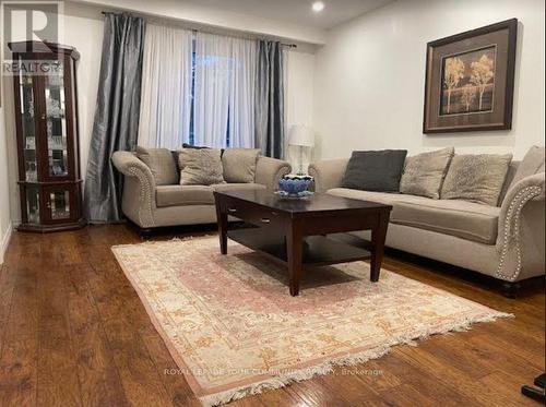 Upper - 118 Woodpark Place, Newmarket, ON - Indoor Photo Showing Living Room