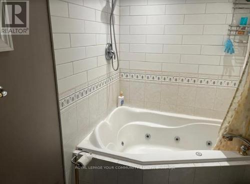 Upper - 118 Woodpark Place, Newmarket, ON - Indoor Photo Showing Bathroom