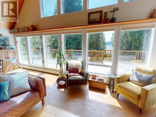 12335 Scotch Fir Point Road, Powell River, BC - Indoor Photo Showing Living Room