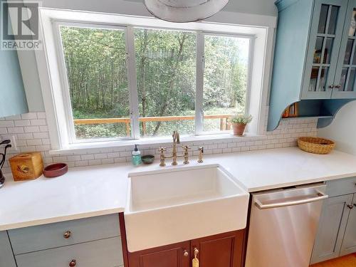 12335 Scotch Fir Point Road, Powell River, BC - Indoor Photo Showing Kitchen