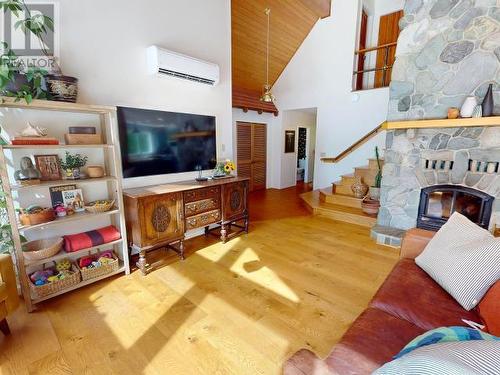 12335 Scotch Fir Point Road, Powell River, BC - Indoor Photo Showing Living Room With Fireplace