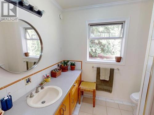 12335 Scotch Fir Point Road, Powell River, BC - Indoor Photo Showing Bathroom