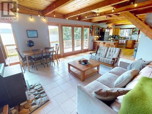 12335 Scotch Fir Point Road, Powell River, BC - Indoor Photo Showing Living Room