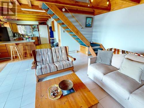 12335 Scotch Fir Point Road, Powell River, BC - Indoor Photo Showing Living Room