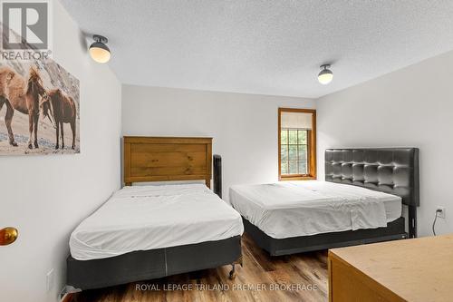 9936 Ontario Street, Lambton Shores (Port Franks), ON - Indoor Photo Showing Bedroom