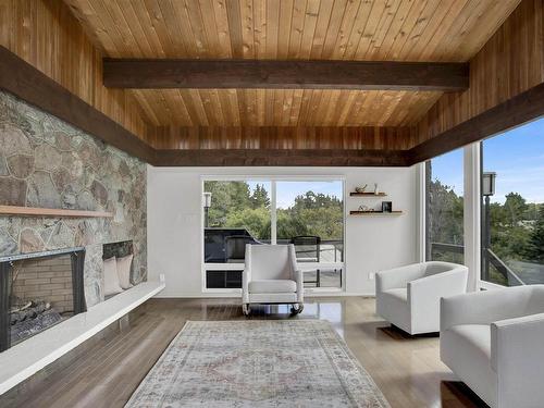 1577 Arthur Street W, Thunder Bay, ON - Indoor Photo Showing Living Room With Fireplace