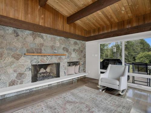 1577 Arthur Street W, Thunder Bay, ON - Indoor Photo Showing Living Room With Fireplace