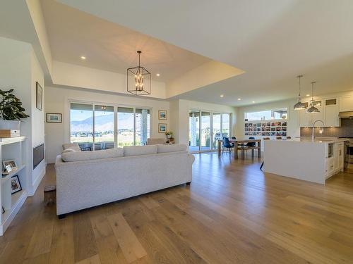 196 Rue Cheval Noir, Kamloops, BC - Indoor Photo Showing Living Room