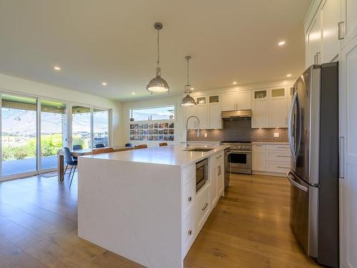 196 Rue Cheval Noir, Kamloops, BC - Indoor Photo Showing Kitchen With Upgraded Kitchen