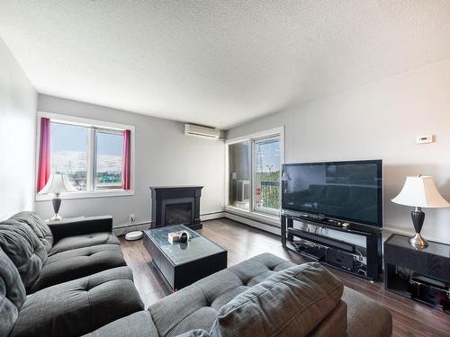 Living room - 407-231 Rue Riverside, Saint-Lambert, QC - Indoor Photo Showing Living Room