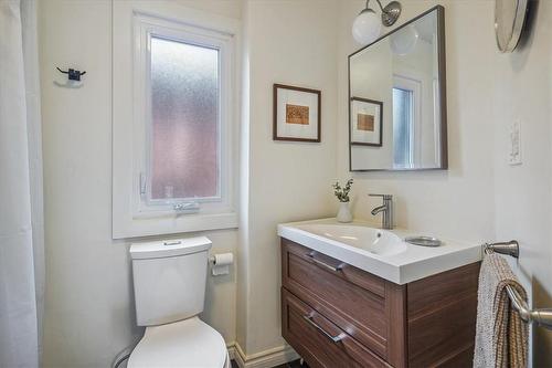 55 Balmoral Avenue N, Hamilton, ON - Indoor Photo Showing Bathroom