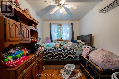 6261 Churchill Street, Niagara Falls, ON - Indoor Photo Showing Bedroom