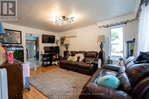 6261 Churchill Street, Niagara Falls, ON - Indoor Photo Showing Living Room