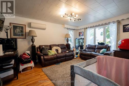 6261 Churchill Street, Niagara Falls, ON - Indoor Photo Showing Living Room