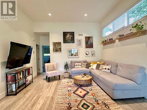 723 Cadder Avenue, Kelowna, BC - Indoor Photo Showing Living Room