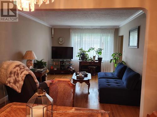 707 Maria Street, Whitby (Downtown Whitby), ON - Indoor Photo Showing Living Room