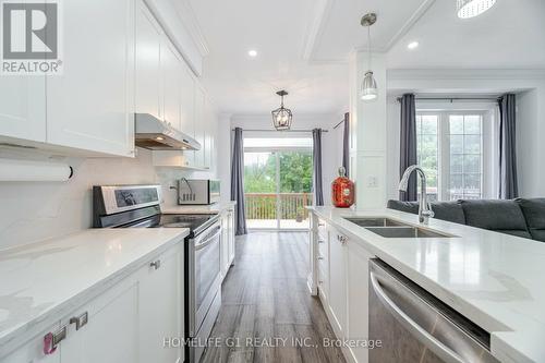 81 Eastview Gate, Brampton, ON - Indoor Photo Showing Kitchen With Double Sink With Upgraded Kitchen