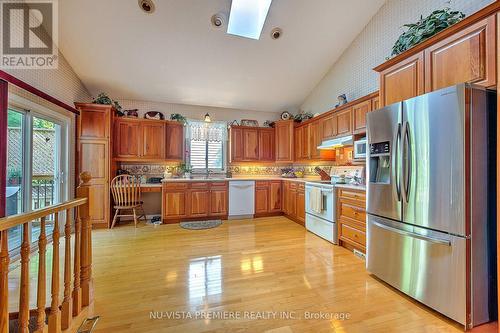 1090 Shelborne Place, London, ON - Indoor Photo Showing Kitchen