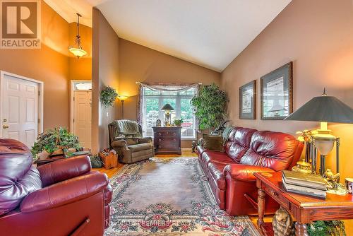 1090 Shelborne Place, London, ON - Indoor Photo Showing Living Room