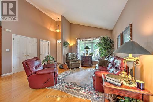 1090 Shelborne Place, London, ON - Indoor Photo Showing Living Room