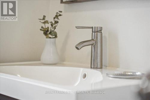 55 Balmoral Avenue N, Hamilton, ON - Indoor Photo Showing Bathroom