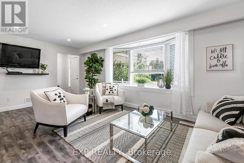 6532 Beatty Line, Centre Wellington (Fergus), ON - Indoor Photo Showing Living Room