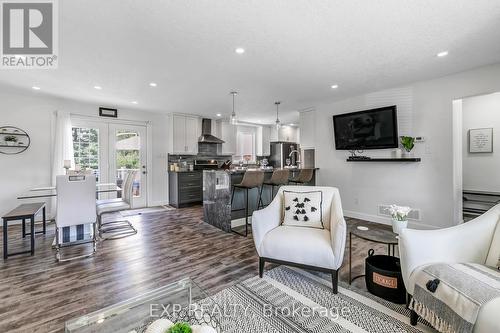 6532 Beatty Line, Centre Wellington (Fergus), ON - Indoor Photo Showing Living Room