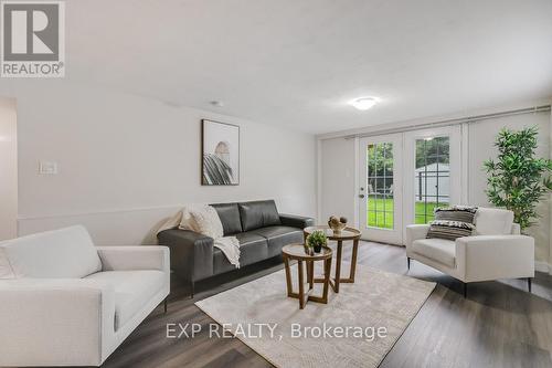 6532 Beatty Line, Centre Wellington (Fergus), ON - Indoor Photo Showing Living Room