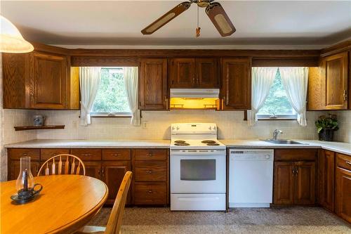 938 Danforth Avenue, Burlington, ON - Indoor Photo Showing Kitchen