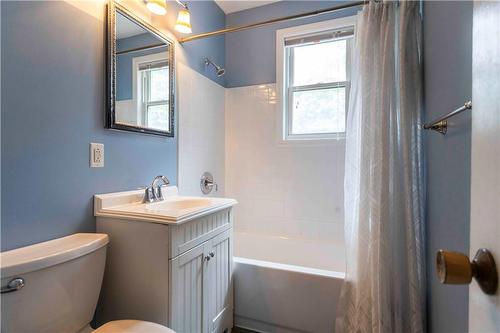 938 Danforth Avenue, Burlington, ON - Indoor Photo Showing Bathroom