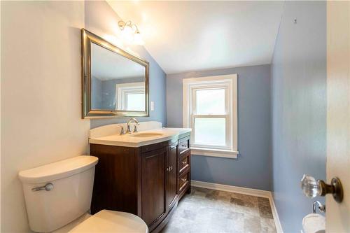 938 Danforth Avenue, Burlington, ON - Indoor Photo Showing Bathroom