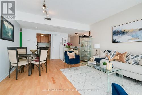 413 - 71 Front Street E, Toronto, ON - Indoor Photo Showing Living Room