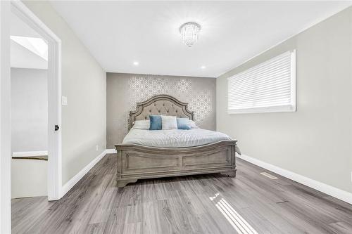 182 Clifton Downs Road, Hamilton, ON - Indoor Photo Showing Bedroom