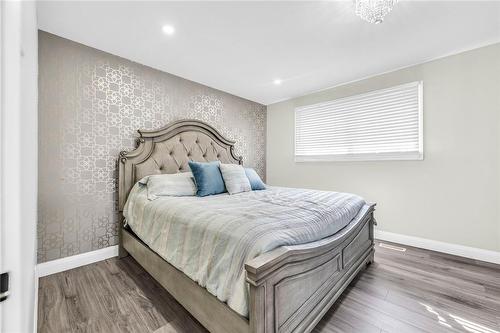 182 Clifton Downs Road, Hamilton, ON - Indoor Photo Showing Bedroom