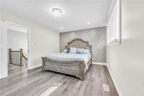 182 Clifton Downs Road, Hamilton, ON - Indoor Photo Showing Bedroom